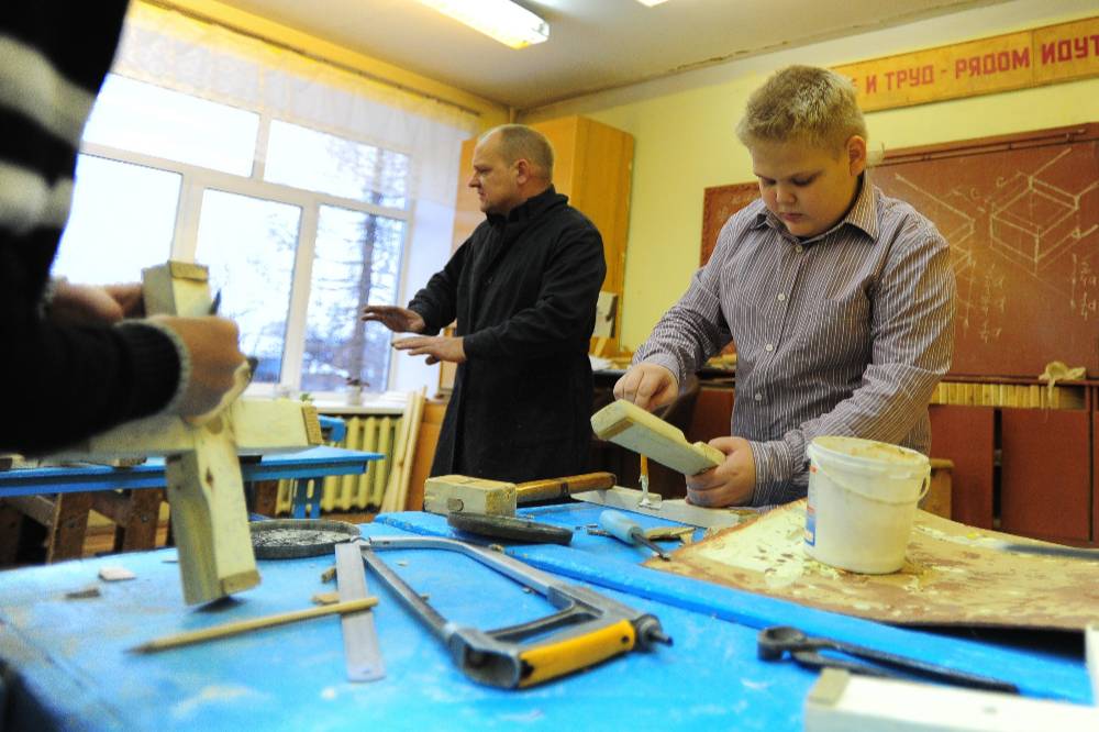 В российские школы могут вернуть уроки труда