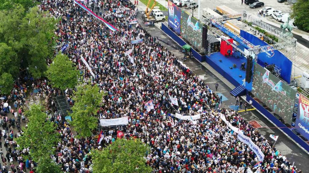 Сербы собрали крупнейший митинг в поддержку Вучича и правительства