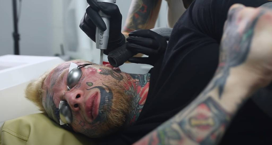 Денис Шальных. Кадр из видео © YouTube / Всё о татуировках ETLASER