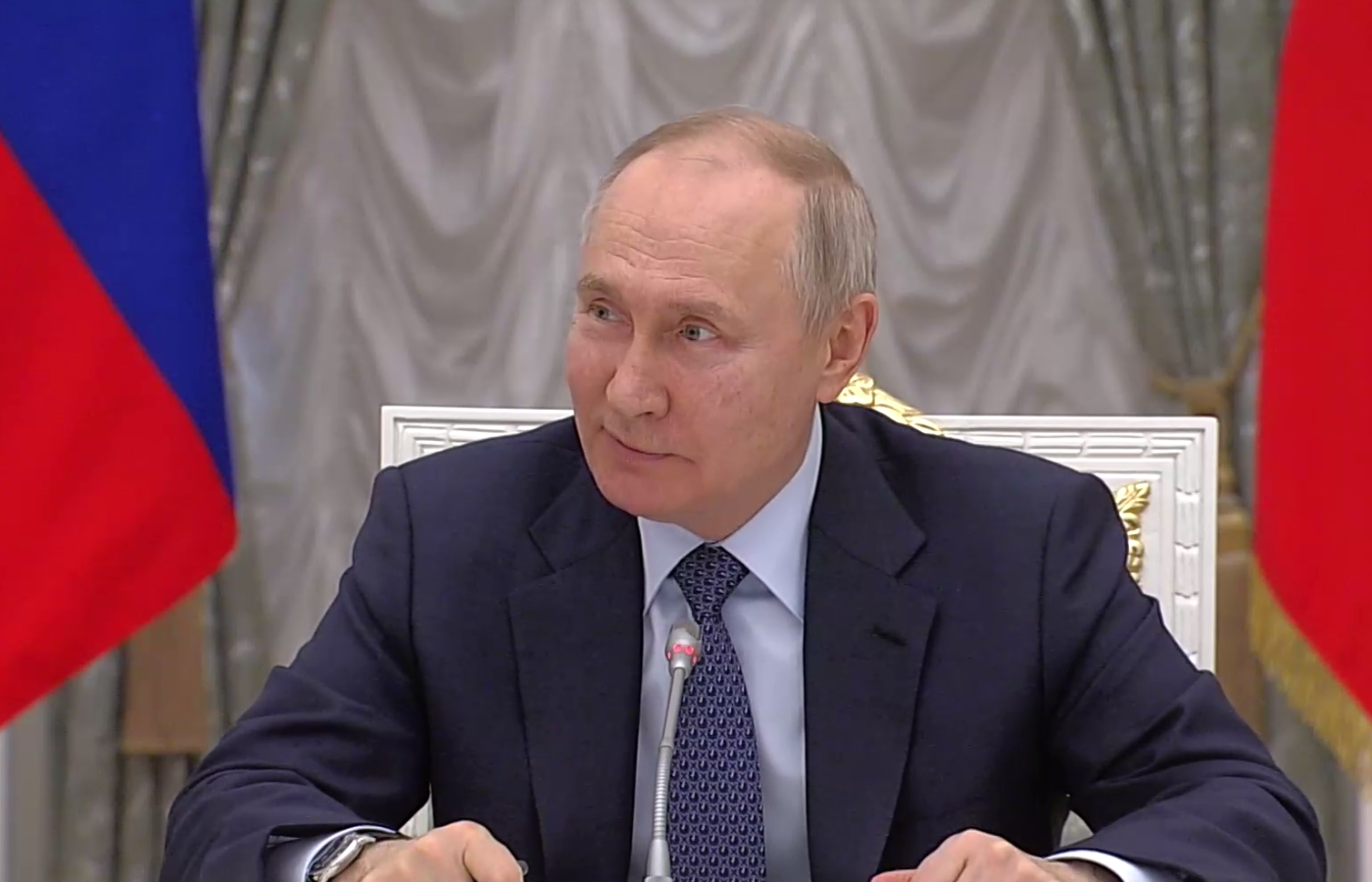 "Москва, Кремль": Путин шуткой "ответил" на неожиданный звонок во время заседания