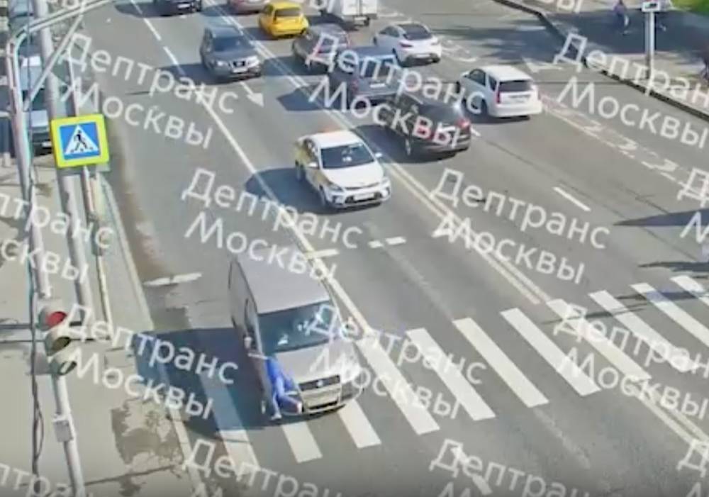 Опубликовано видео с моментом наезда авто на ребёнка на зебре в Москве
