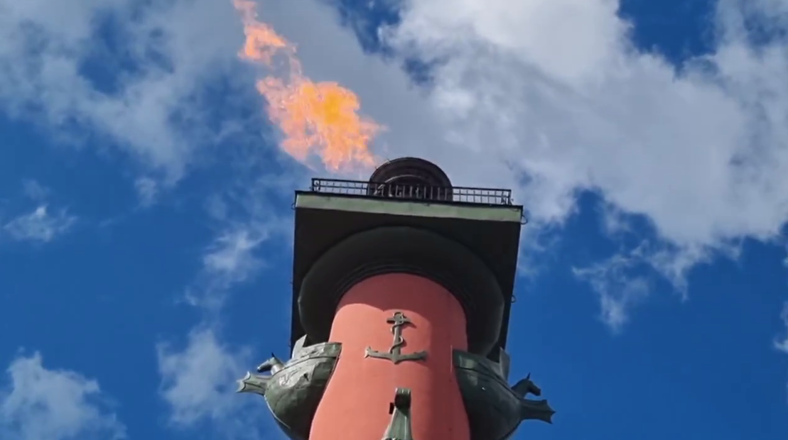 На Ростральных колоннах зажгли факелы в честь 320-летия Петербурга