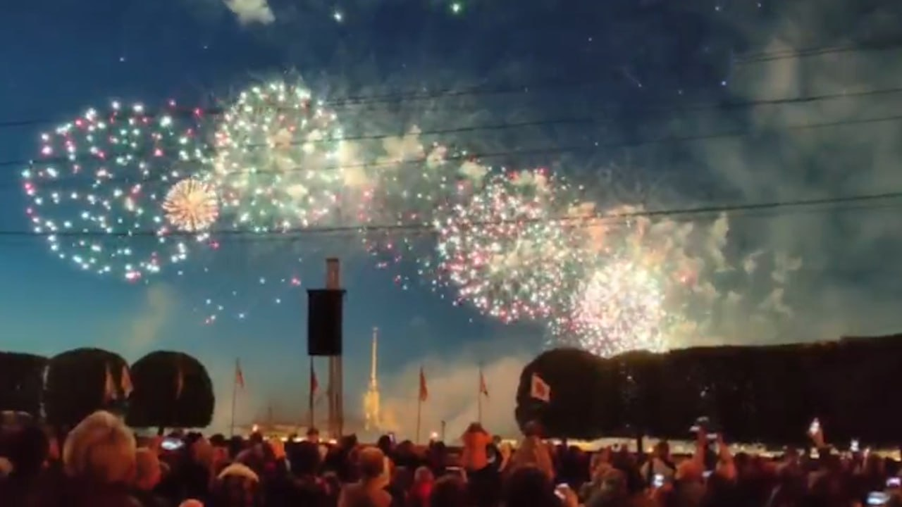 Санкт-Петербург отметил 320-летие праздничным салютом