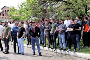 "Мы исправим его": Десятки чеченцев собрались у СИЗО, куда доставили поджигателя Корана из Волгограда