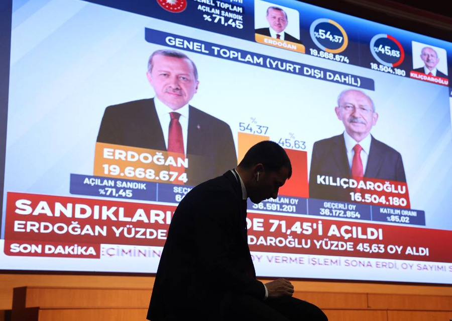 Экран с предварительными результатами голосования на выборах президента Турции. Фото © ТАСС / Сергей Бобылев
