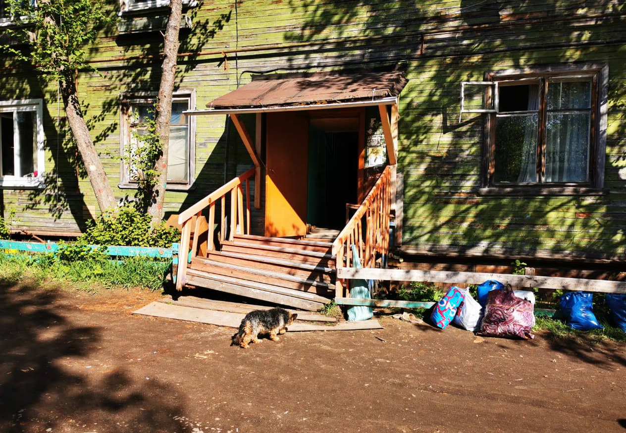Под двухэтажным домом в Архангельске подломились почти столетние сваи
