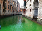 Вода Большого канала в Венеции окрасилась в ярко-зелёный цвет. Фото © Twitter / arpaveneto