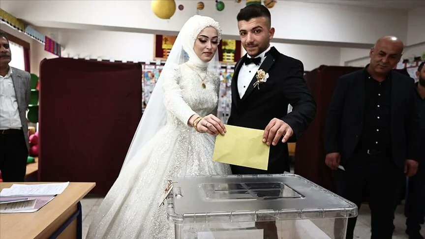 Молодожёны Озге и Исмаил решили прийти на выборы в день свадьбы. Фото © Twitter / TimesofTurkiye