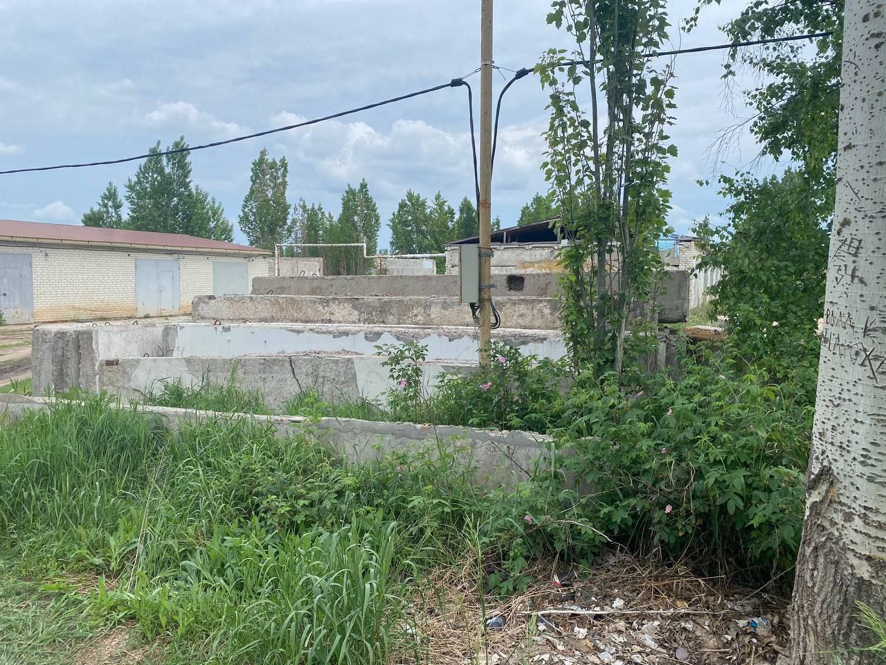 Место, где мальчика придавило бетонной плитой. Фото © Telegram /  Прокуратура Саратовской области