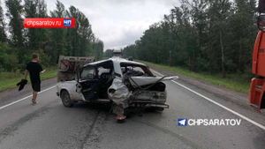 Последствия столкновения двух легковых автомобилей в Саратовской области. Фото © Telegram / "ЧП Саратов"