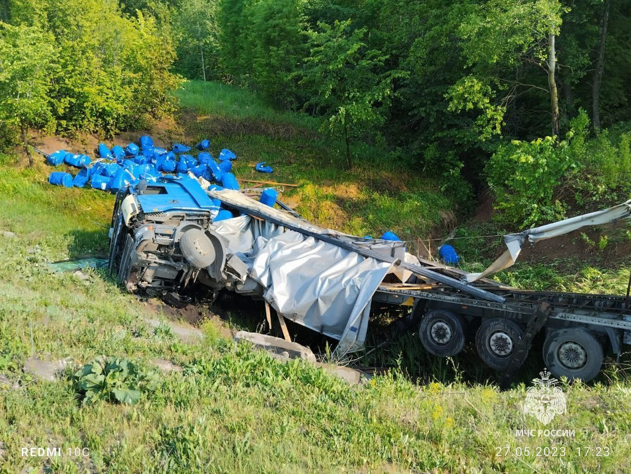 На трассе в Башкирии перевернулся грузовик с химикатами