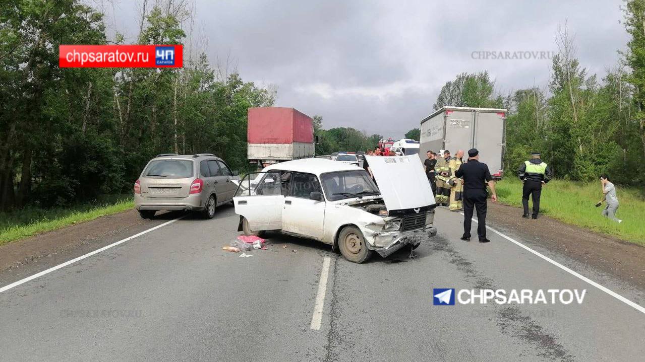 Последствия столкновения двух легковых автомобилей в Саратовской области. Фото © Telegram / "ЧП Саратов"