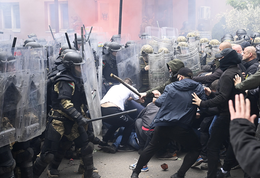 Более 50 человек пострадали в ходе столкновений в Косово