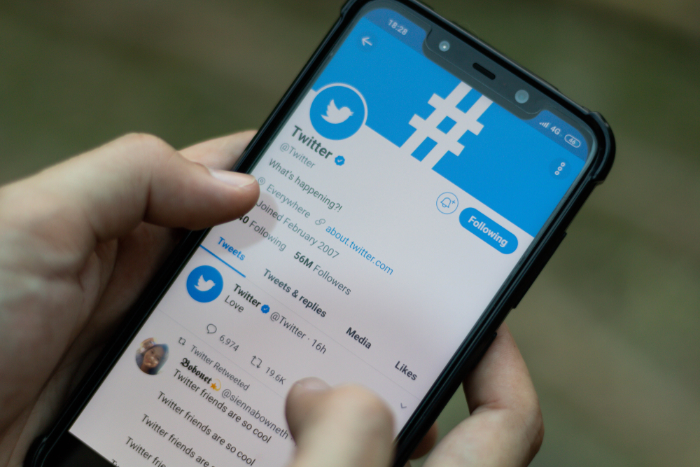 Министр Франции по телекоммуникациям пригрозил "Твиттеру" блокировкой в Европе