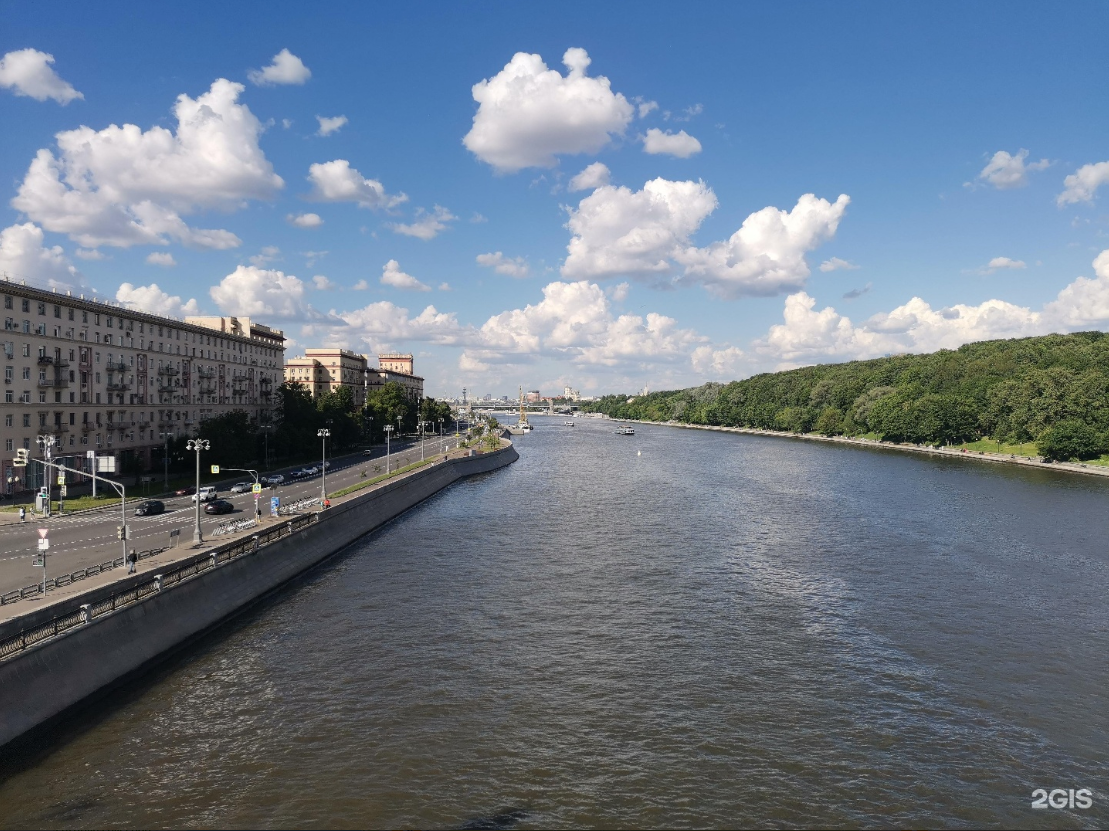 Слева сталинка на Фрунзенской набережной в Москве, где жила Земфира. Фото © 2ГИС