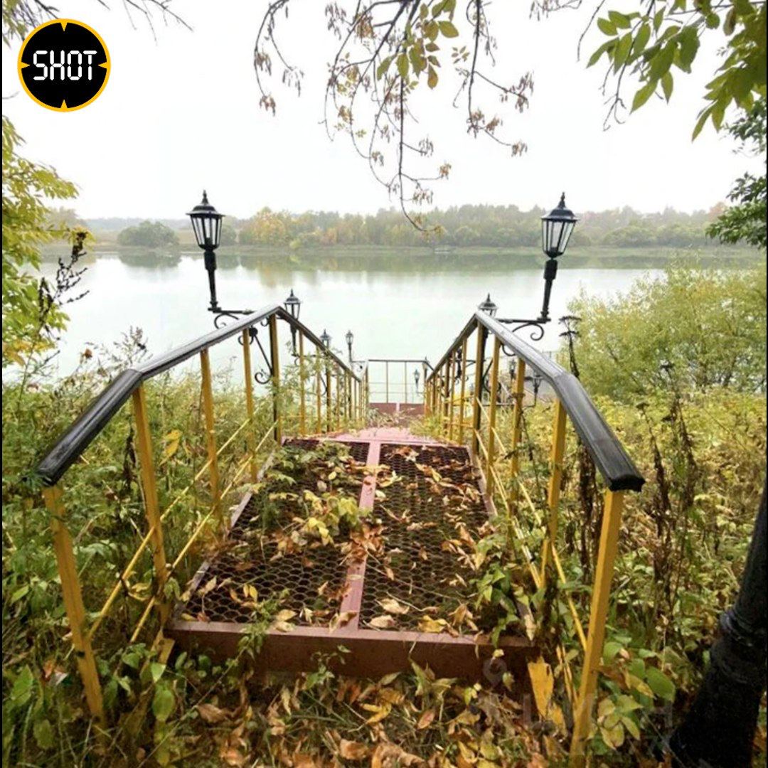 Спуск от особняка Пугачёвой-Преснякова к воде. Фото ©  SHOT