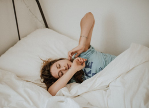 Психотерапевт назвала три причины, почему в молодости нам требуется больше сна