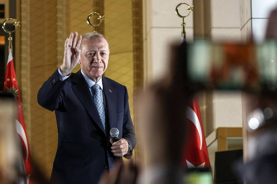 Действующий президент Турции Реджеп Тайип Эрдоган во время выступления около Президентского дворца. Фото © ТАСС / Валерий Шарифулин