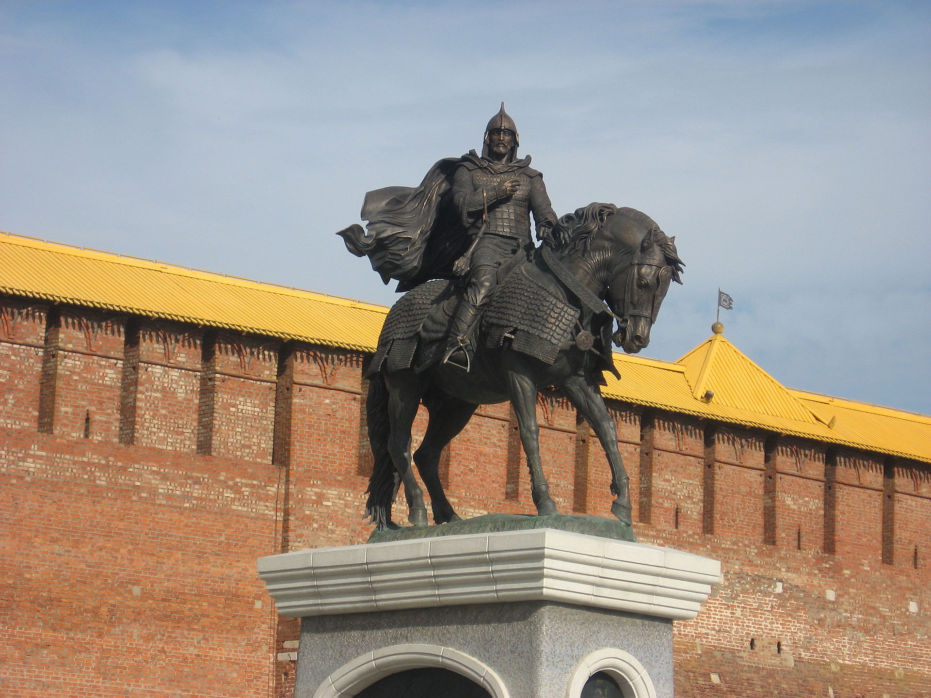 Памятник Дмитрию Донскому перед Маринкиной башней Коломенского кремля. Фото © Wikipedia / Pavelegorov