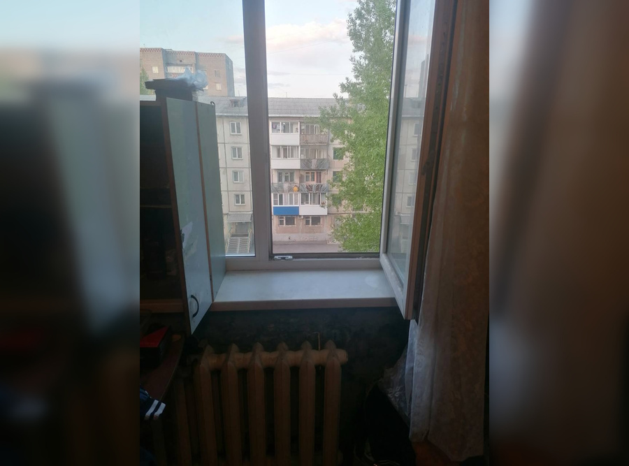 Окно, из которого выпал мальчик. Обложка © t.me / СУ СКР по Красноярскому краю и Хакасии