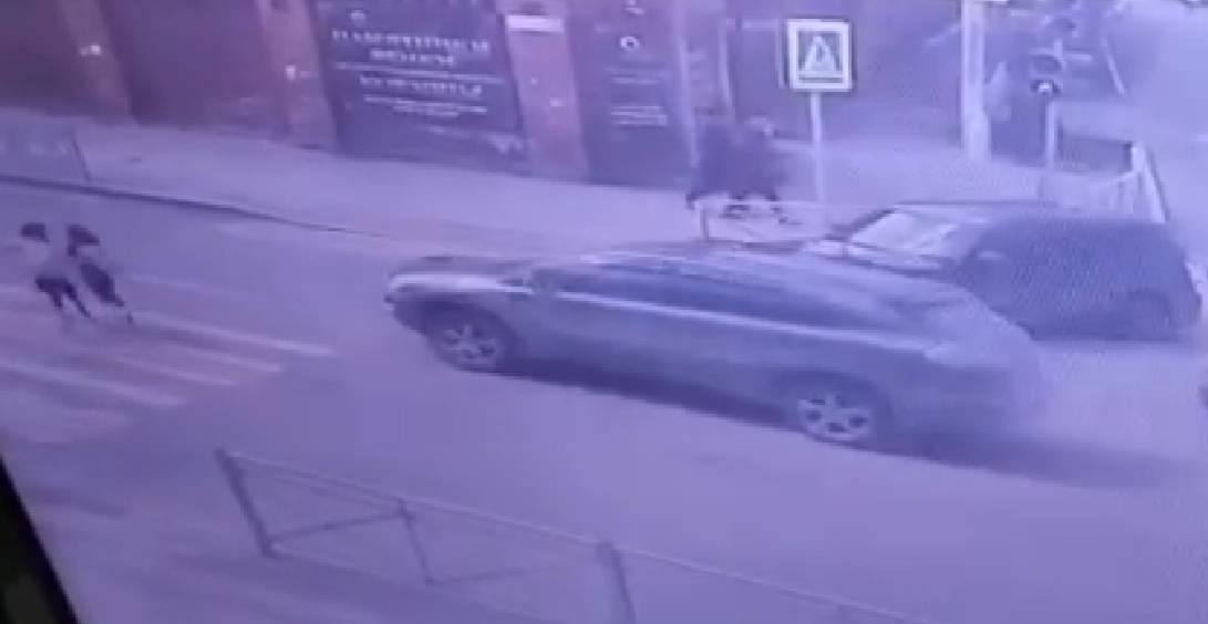 В Иркутске водитель Lexus сбил двух первоклашек на пешеходном переходе и скрылся