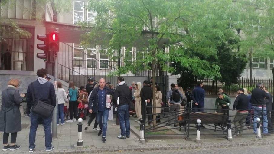 Семиклассник под наркотиками застрелил девять человек в сербской школе