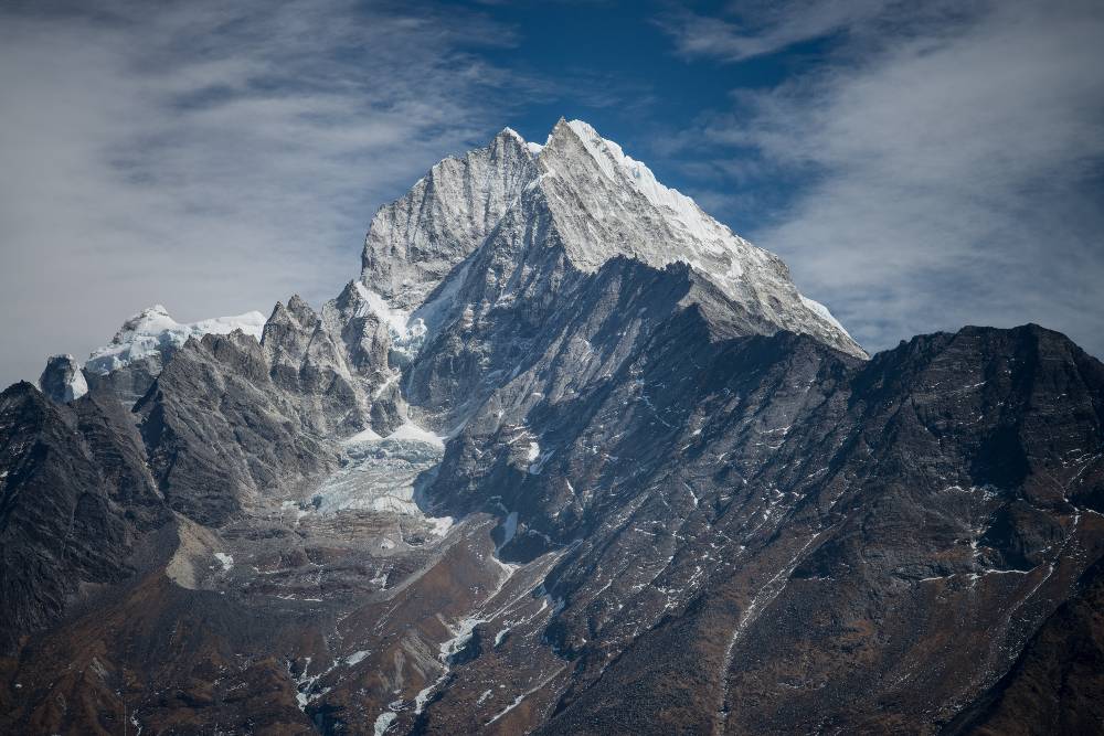 Учёные выяснили, почему Эверест гремит и трещит по ночам 