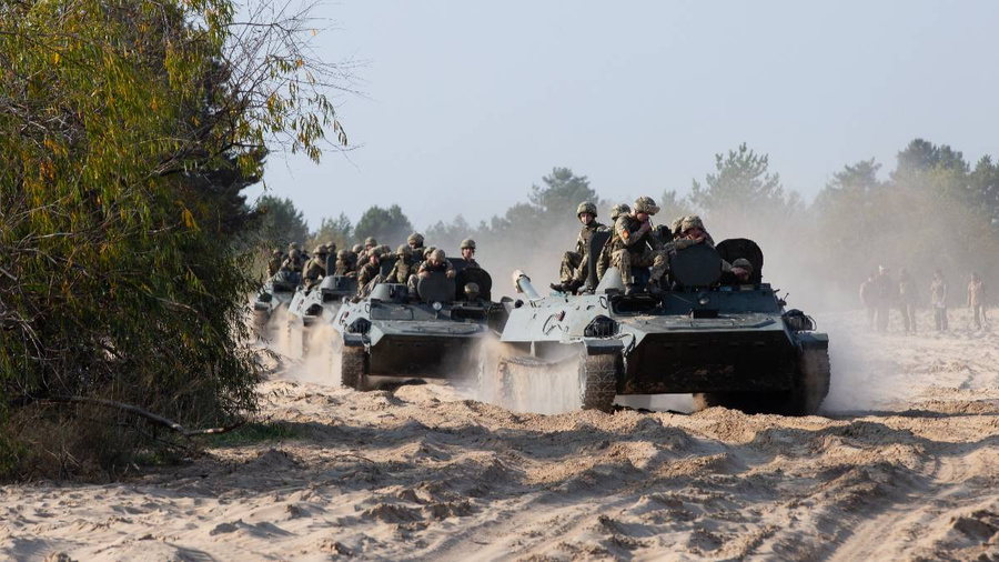 <p>Украинские военные на бронетранспортёрах. Обложка © Shutterstock</p>