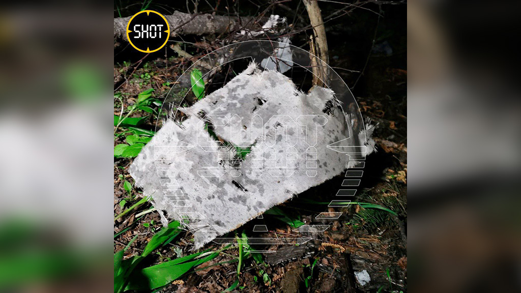 Воронка от взрыва и обломки: Лайф публикует первое видео с места падения беспилотника под Коломной