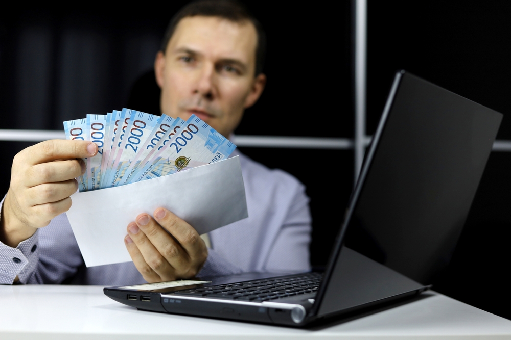 Зарплата в конвертах не поможет должникам скрыть свой доход. Фото © Shutterstock