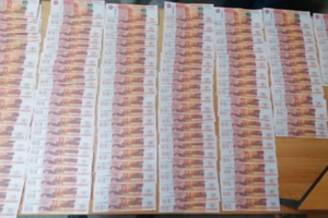 Житель Оренбурга украл пакет с 715 тыс. рублей, который женщина скинула из окна сестре