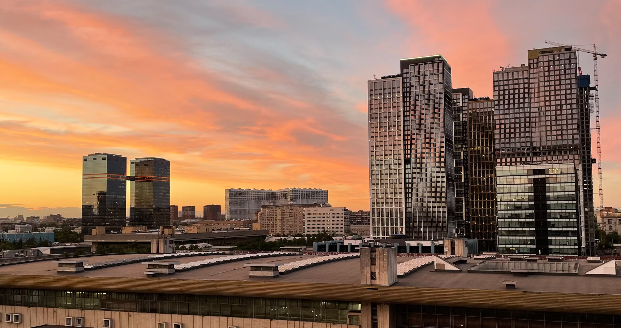 Квадрокоптер в здании. Высокоэтажное здание. Москва сити. Краснодар бпла 30 мая. Беспилотника в жилой дом в петербурге.