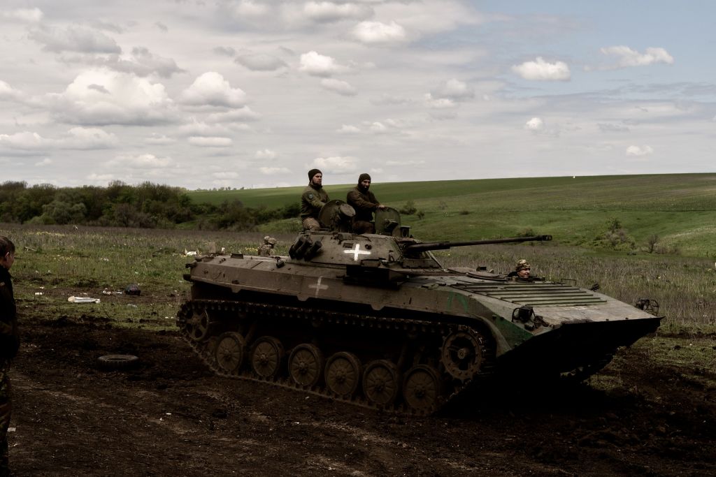 Украинские солдаты проводят операцию с боевой машиной БМП-3. Фото © Getty Images / Vincenzo Circosta / Anadolu Agency