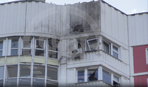 Место удара беспилотника в районе 25-го этажа на улице Атласова в Новой Москве. Фото © Telegram / SHOT
