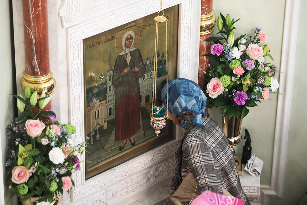 Икона святой блаженной Ксении Петербургской в часовне на Смоленском кладбище в Санкт-Петербурге. Фото © ТАСС / Роман Пименов