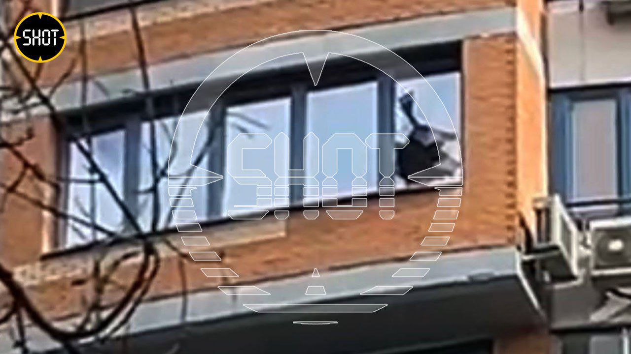 Беспилотник со взрывчаткой врезался в жилой дом на Ленинском проспекте в Москве