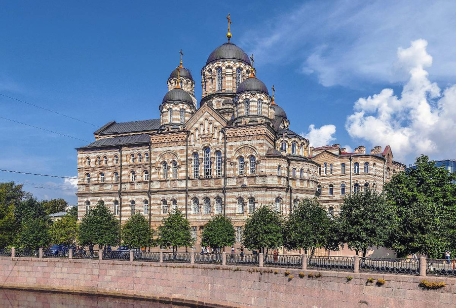 Иоанновский монастырь в Санкт-Петербурге, вид со стороны реки Карповки. Фото ©  Wikipedia / Florstein