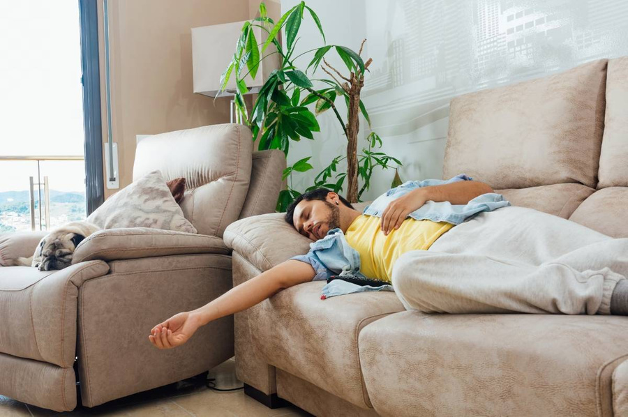Как быть, если вы решаете все проблемы в семье, пока он лежит на диване? Фото © Freepik / wirestock