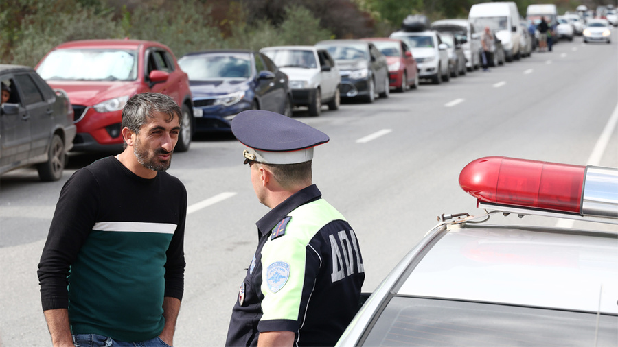 Управление грузовыми потоками осложнено из-за перегруженности работы пограничного пункта Верхний Ларс. Обложка © ТАСС / Валерий Шарифулин