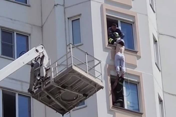 В Курске спасатели 10 минут держали девушку голыми руками на высоте 15-го этажа
