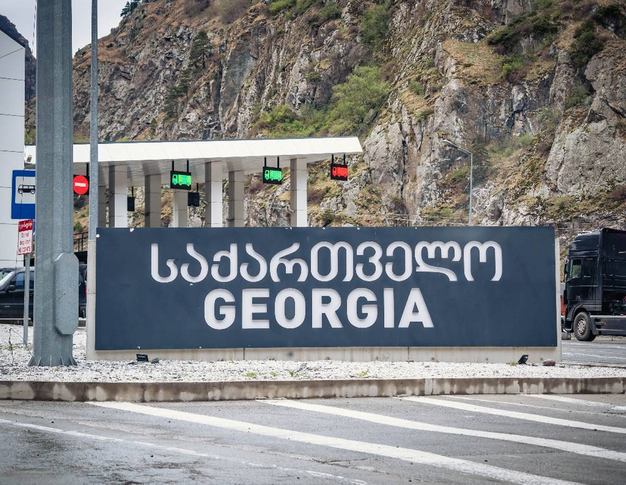 Таможенный контрольно-пропускной пункт на границе Грузии с Россией. Фото © Shutterstock