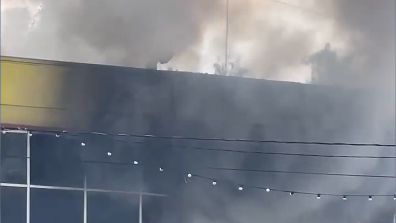 В подмосковном Орехово-Зуеве загорелся торговый центр Феникс