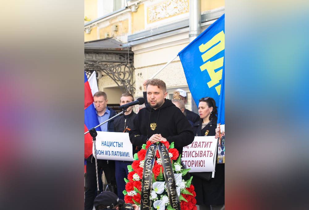 Прощай, убогая чухонка: Депутат возложил траурный венок у Посольства Латвии в Москве