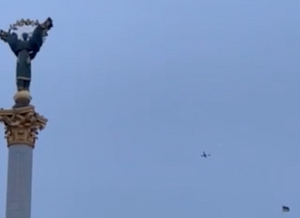 Появились кадры с кружащими над центром Киева беспилотниками