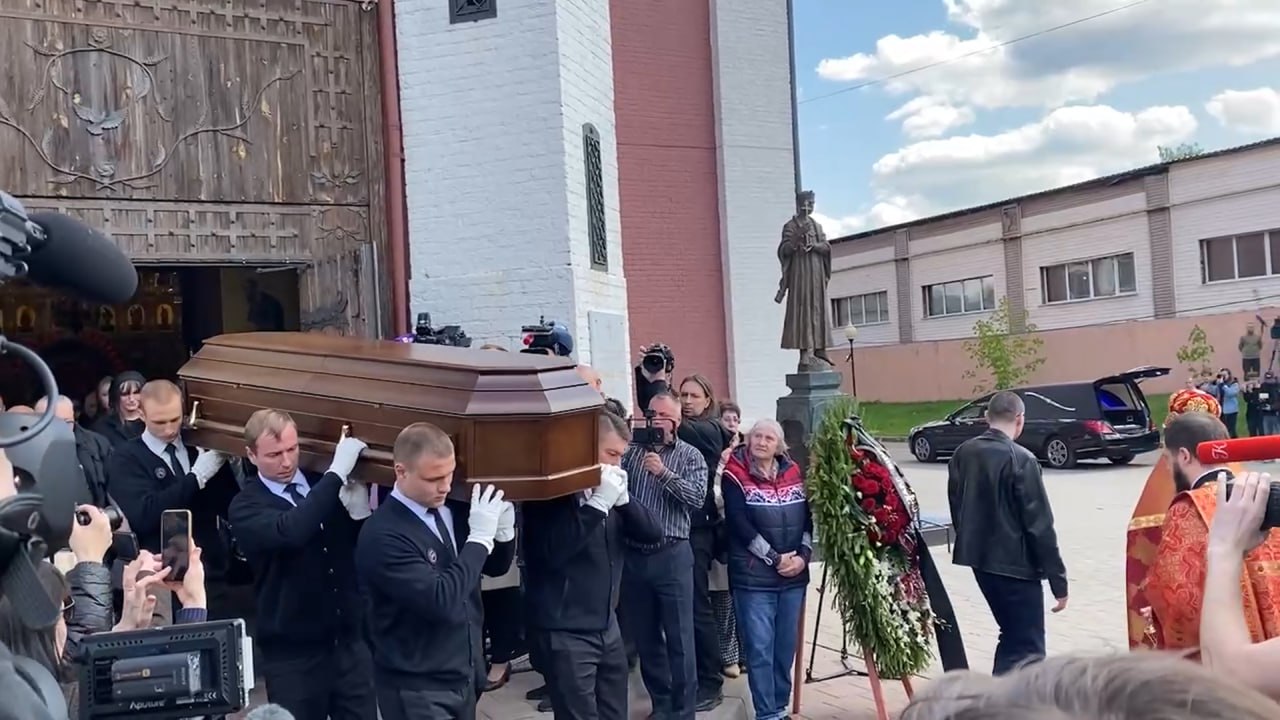 Гроб с телом Зайцева вынесли из собора под аплодисменты и крики 