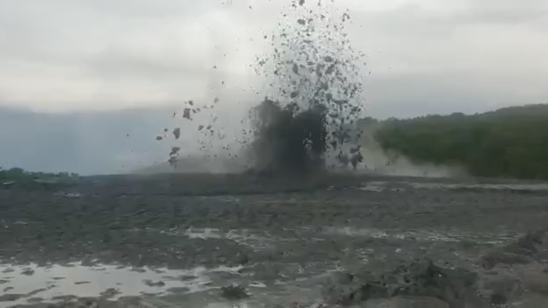 Гул и туман: Появилось зрелищное видео пробуждения грязевого вулкана Шуго