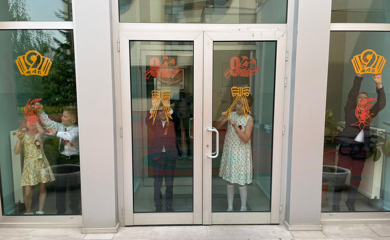 В Турции украшают окна символами Победы. Фото © t.me / Посольство РФ в Турции