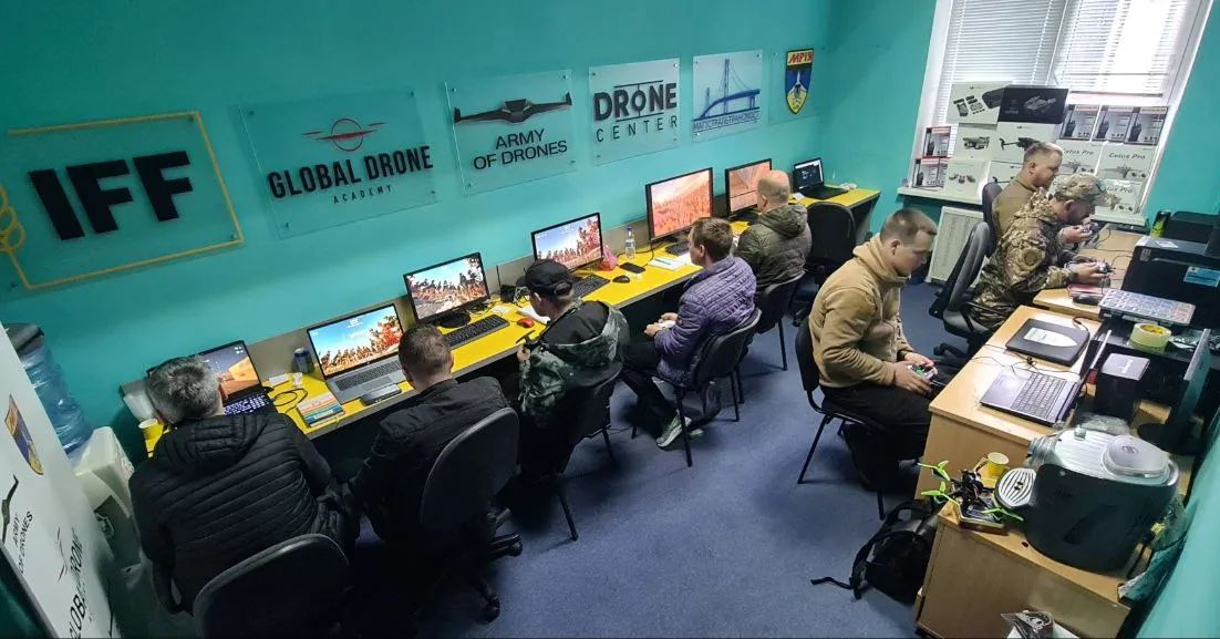 Украинские подростки учатся управлять дронами в киевской школе дронов Global Drone Academy. Фото © Facebook (признан экстремистской организацией и запрещён на территории Российской Федерации) / Global Drone Academy
