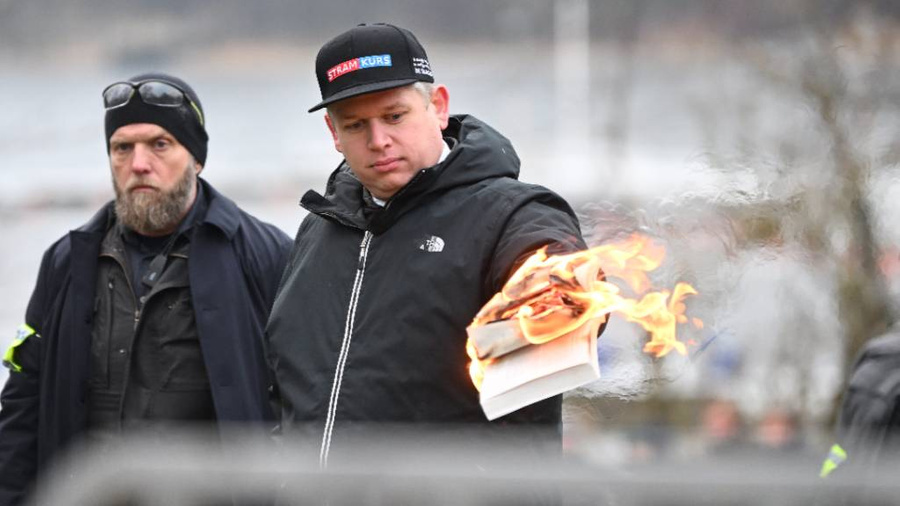 <p>Расмус Палудан сжигает Коран. Обложка © ТАСС / EPA / Fredrik Sandberg</p>