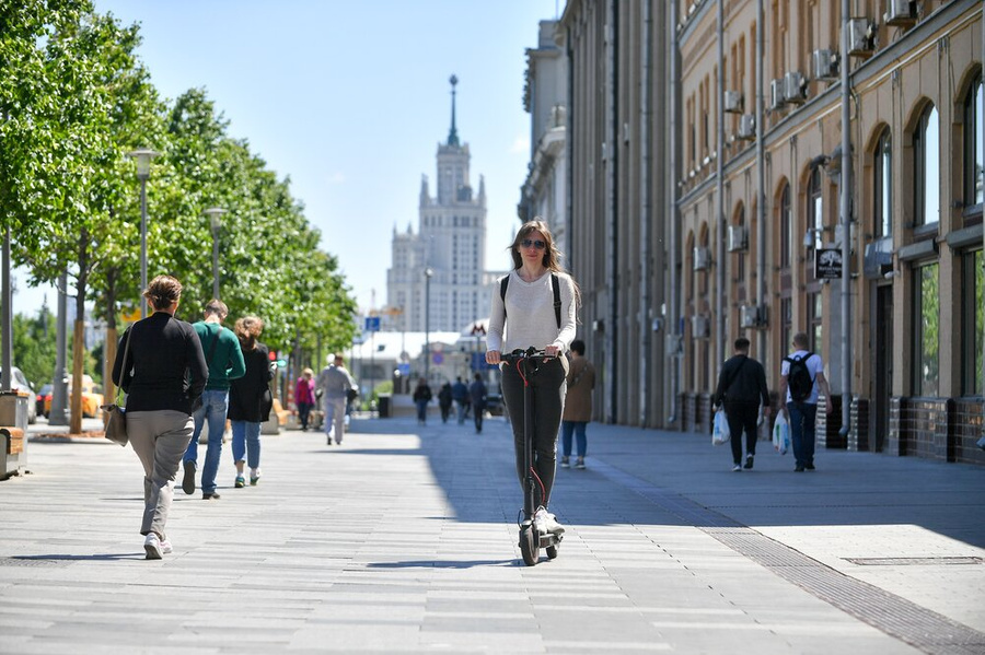 Ужесточение правил дорожного движения не отпугнуло любителей электросамокатов. Фото © Агентство "Москва" / Сергей Киселёв